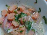 Ceviche de salmón y cebolla morada