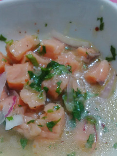 Una foto de Ceviche de salmón y cebolla morada
