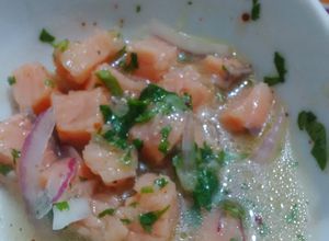 Una foto de Ceviche de salmón y cebolla morada
