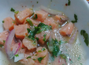 Una foto de Ceviche de salmón y cebolla morada