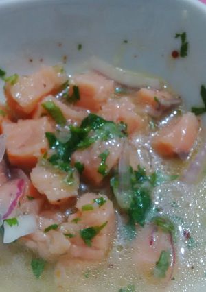 Una foto de Ceviche de salmón y cebolla morada