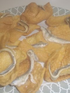 Una foto de Boquerones en vinagre entre las olas