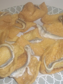 Una foto de Boquerones en vinagre entre las olas