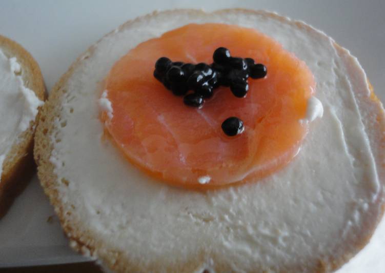 Canapés de salmón y crema agria