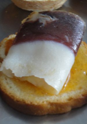 Una foto de Tostas de jamón de pato y mermelada