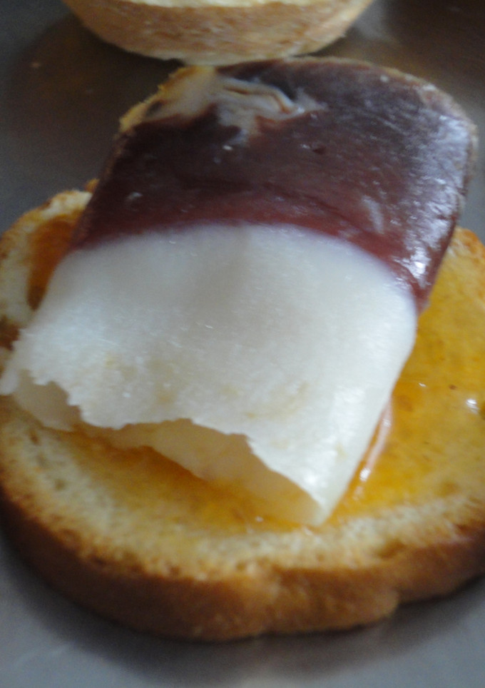 Una foto de Tostas de jamón de pato y mermelada