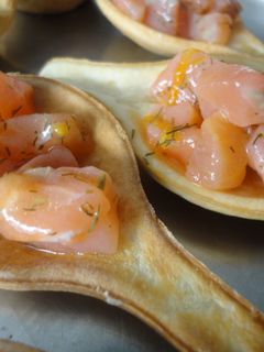 Una foto de Cucharitas de tartar de salmón y mandarina
