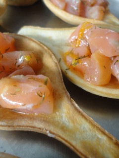 Una foto de Cucharitas de tartar de salmón y mandarina