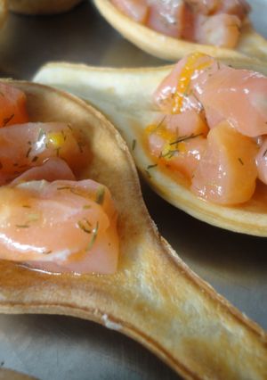 Una foto de Cucharitas de tartar de salmón y mandarina