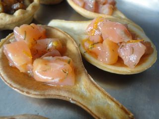Cucharitas de tartar de salmón y mandarina