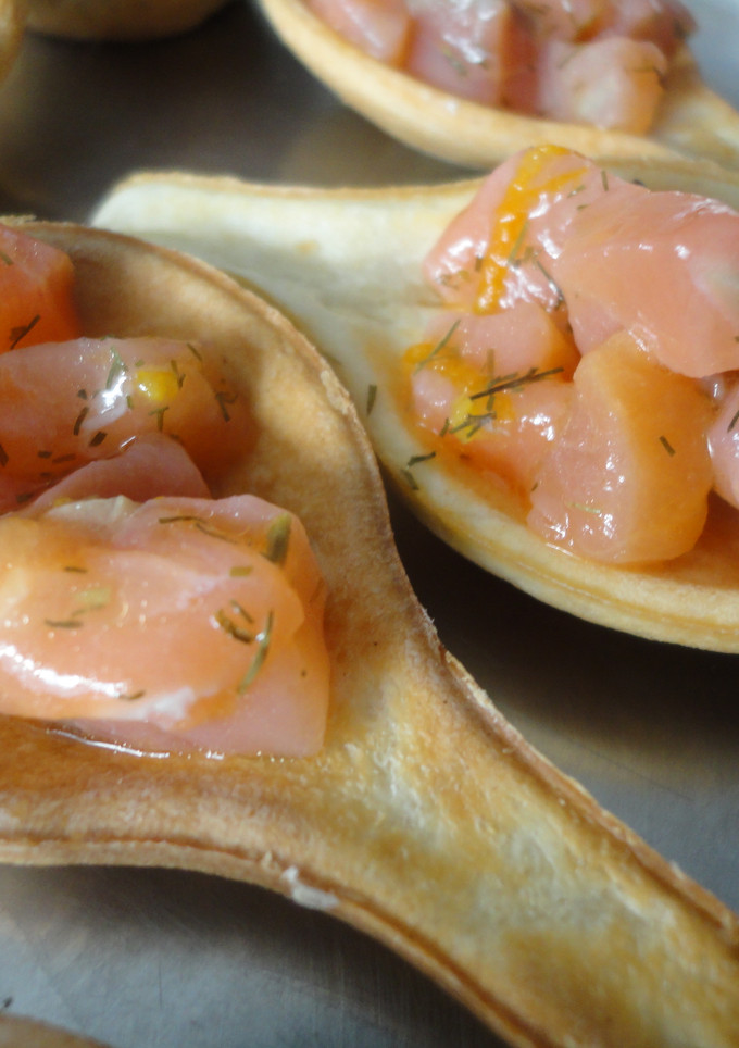 Una foto de Cucharitas de tartar de salmón y mandarina
