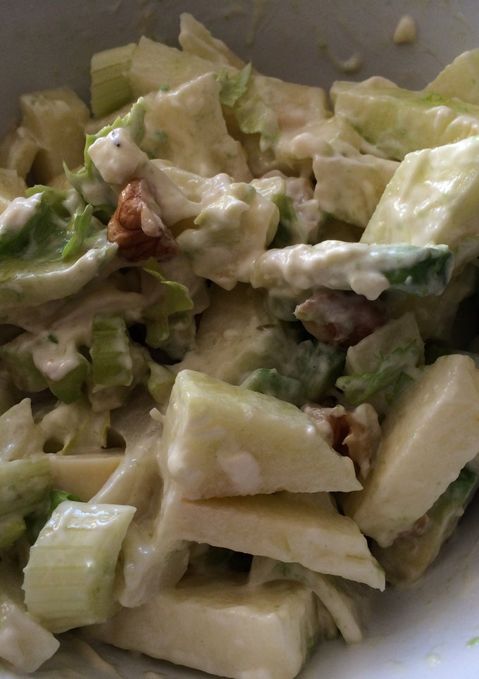 Una foto de Ensalada waldorf navideña