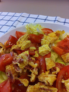 Una foto de Ensalada con tortilla