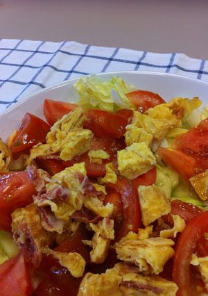 Una foto de Ensalada con tortilla