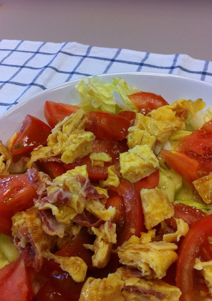 Una foto de Ensalada con tortilla