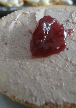 Una foto de Canapés de paté y mermelada de fresas al cava