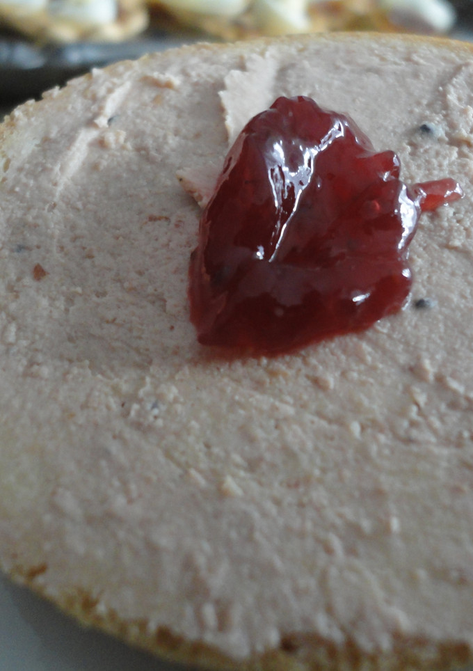 Una foto de Canapés de paté y mermelada de fresas al cava