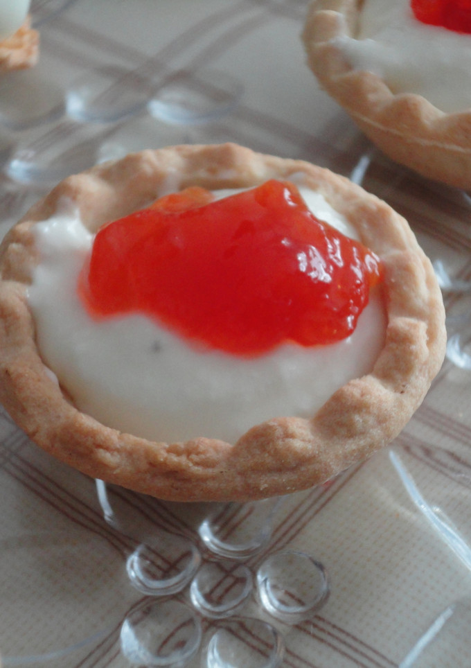 Una foto de Tartaletas de crema de queso y mermelada