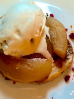 Una foto de Tatin de manzana invertida