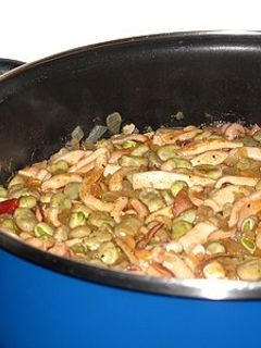 Una foto de Habitas tiernas con calamares encebollados