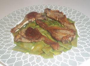 Foto principal de Chuletas de cordero sobre manto de judías verdes