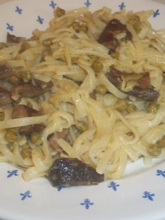 Una foto de Tallarines con rovellones y guisantes