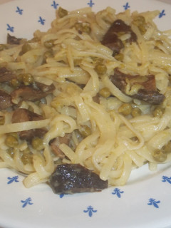 Una foto de Tallarines con rovellones y guisantes