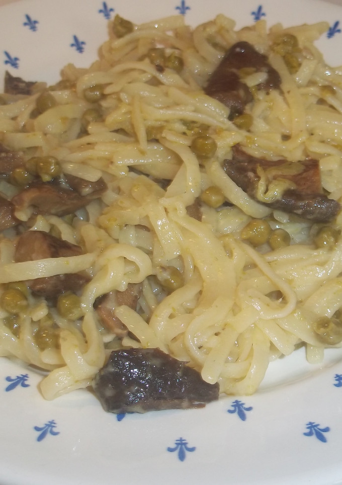 Una foto de Tallarines con rovellones y guisantes