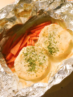Una foto de Papillote de merluza con salsa de "misomayo"