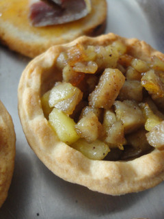 Una foto de Tartaletas de butifarra blanca y manzana