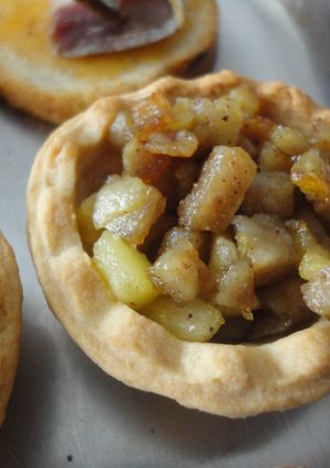 Una foto de Tartaletas de butifarra blanca y manzana