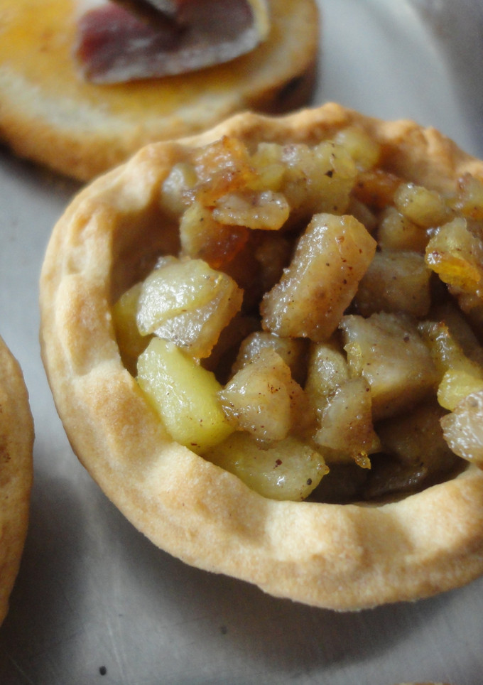Una foto de Tartaletas de butifarra blanca y manzana