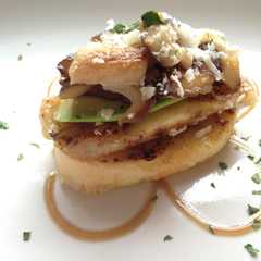 Una foto de Pincho de plátano y canela acompañado de setas siitake y queso