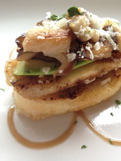 Una foto de Pincho de plátano y canela acompañado de setas siitake y queso