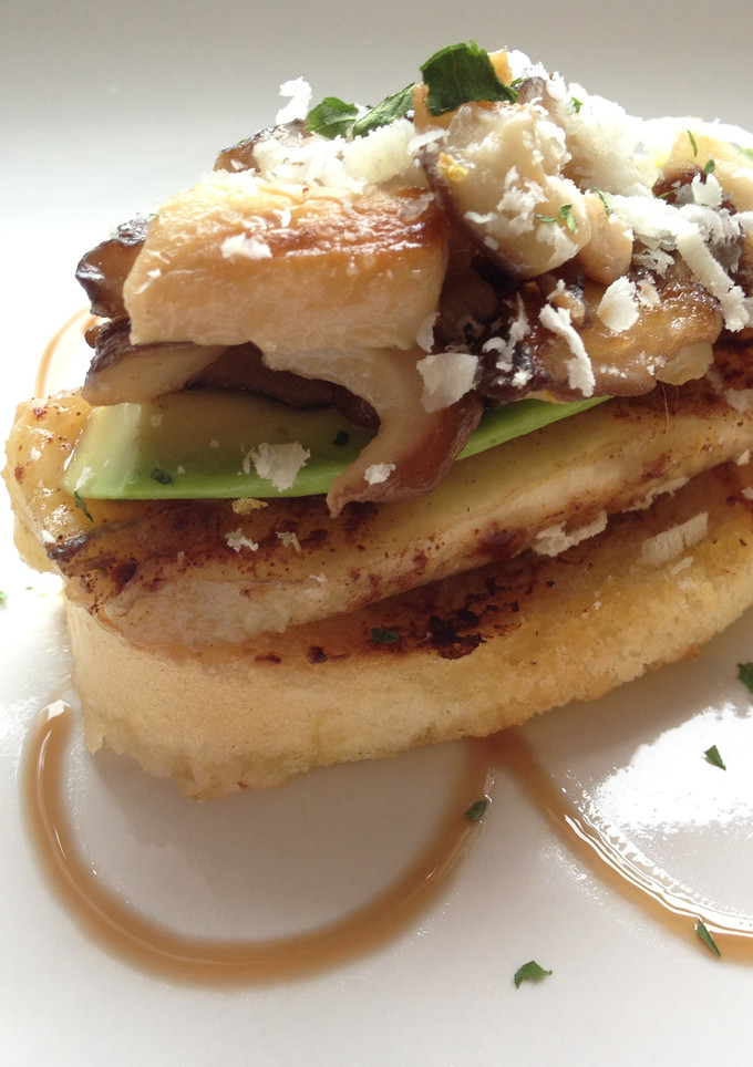 Una foto de Pincho de plátano y canela acompañado de setas siitake y queso