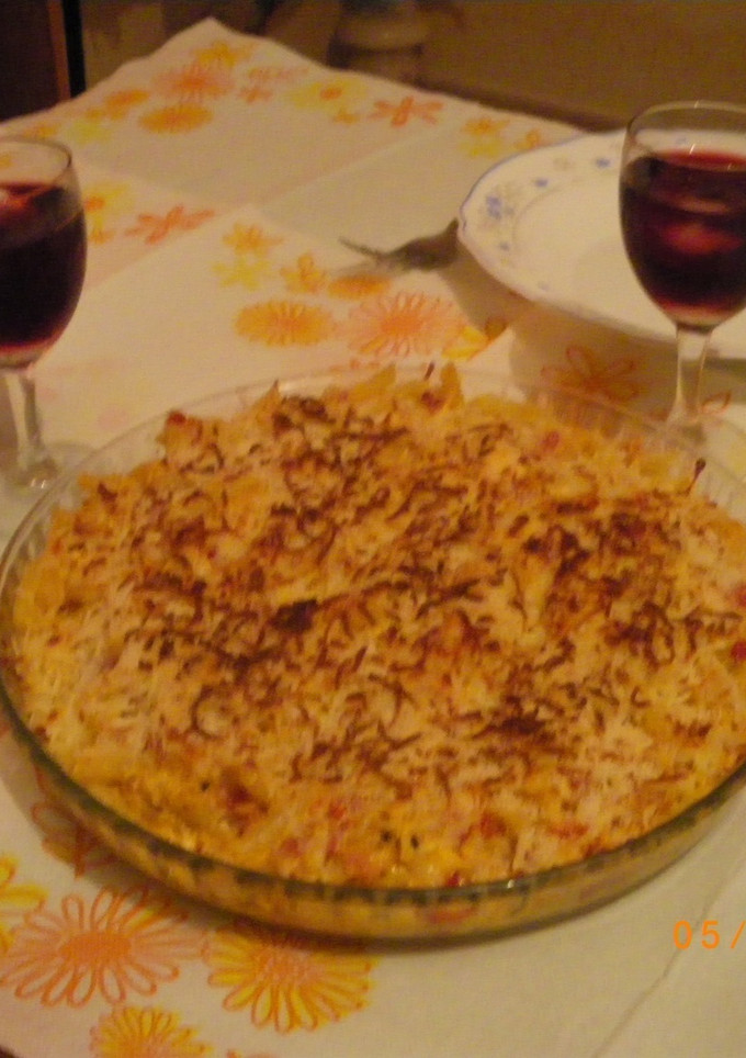 Una foto de Macarrones finos con caramelo de cebollas y pimientos con crema de queso