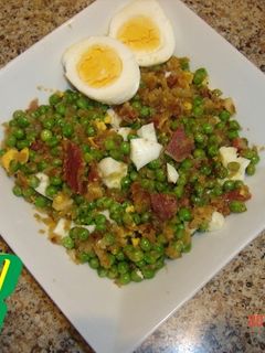Una foto de Guisantes salteados con jamón y huevo