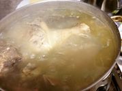 Una foto de caldo de gallina con garbanzo
