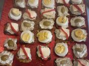 Una foto de canapé con queso y hierbas