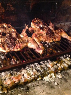Una foto de Pollo a la parrilla con chimichurri