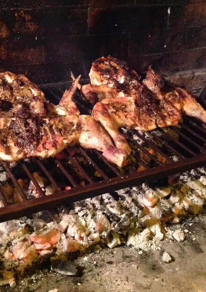 Una foto de Pollo a la parrilla con chimichurri