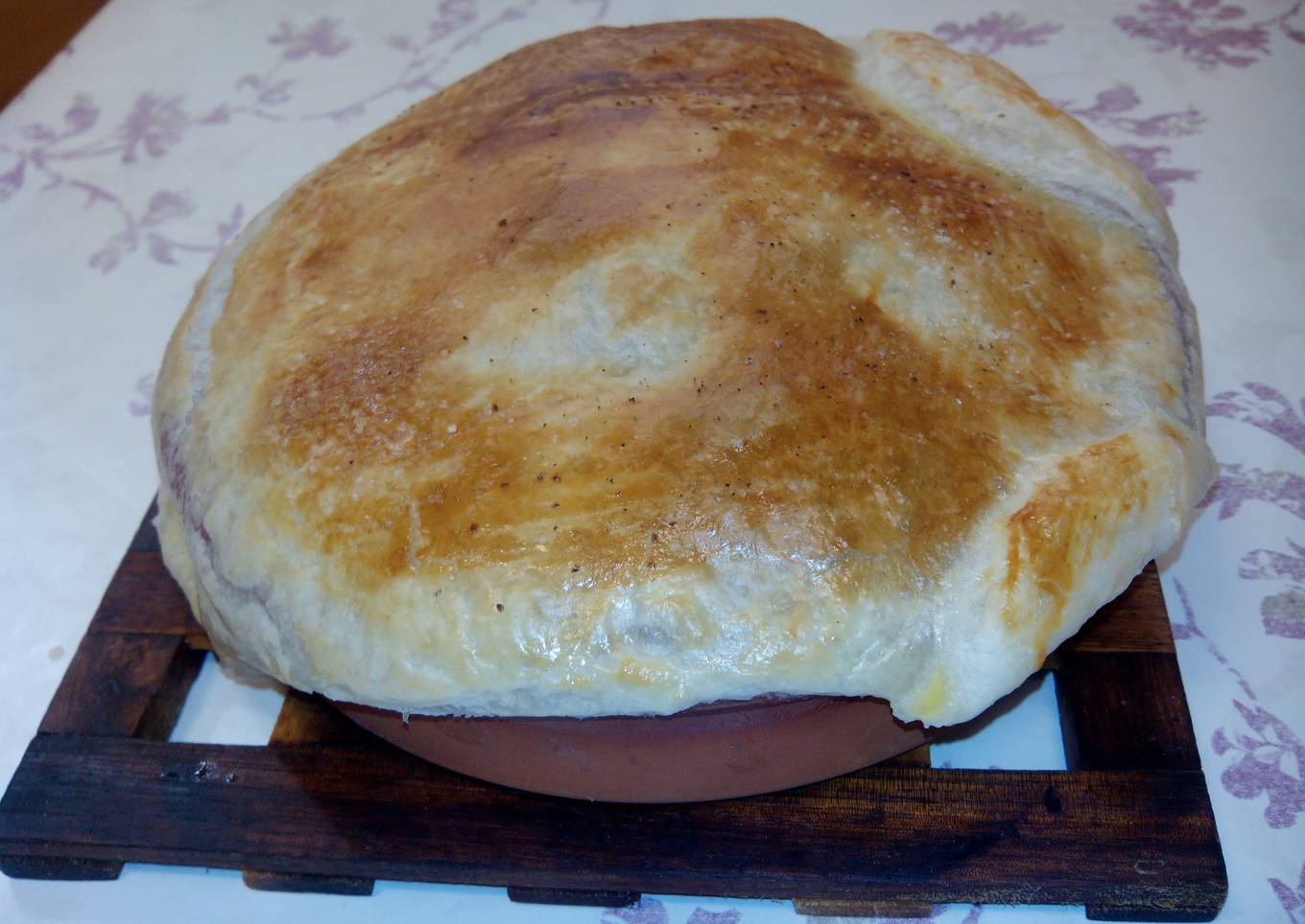 Sopa de albóndigas cubierta de hojaldre