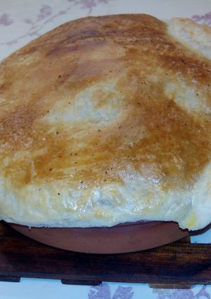 Una foto de Sopa de albóndigas cubierta de hojaldre