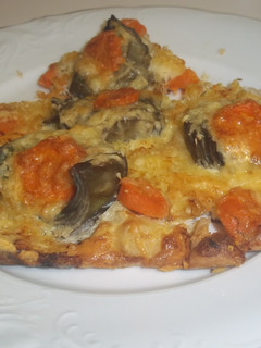 Una foto de Quiche de ajos tiernos, alcachofas y carlota