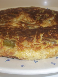 Una foto de Tortilla de cebolla y pimiento verde