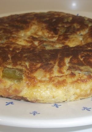 Una foto de Tortilla de cebolla y pimiento verde