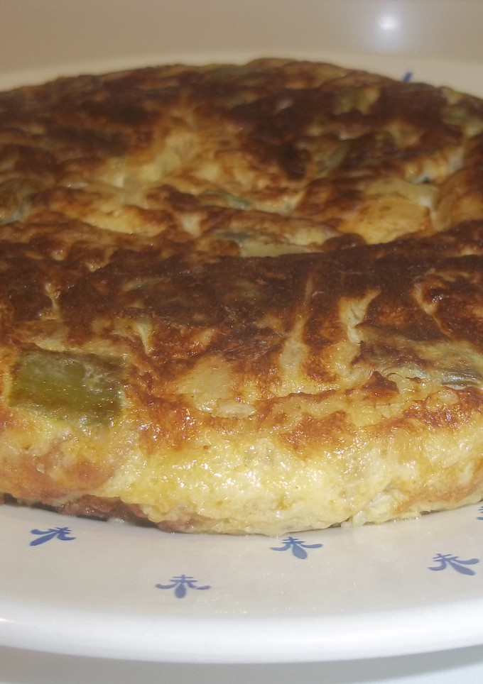 Una foto de Tortilla de cebolla y pimiento verde