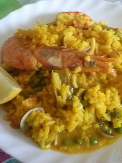 Una foto de Paella de arroz con mariscos