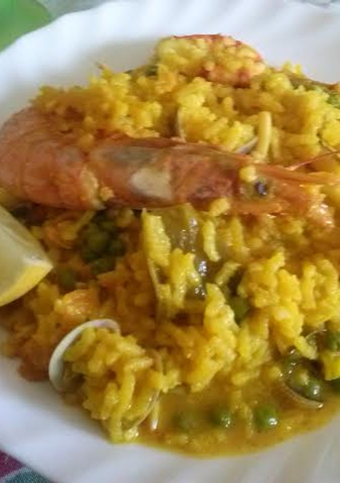Una foto de Paella de arroz con mariscos