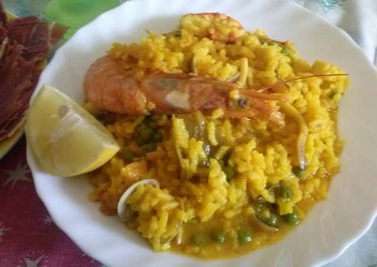 Paella de arroz con mariscos